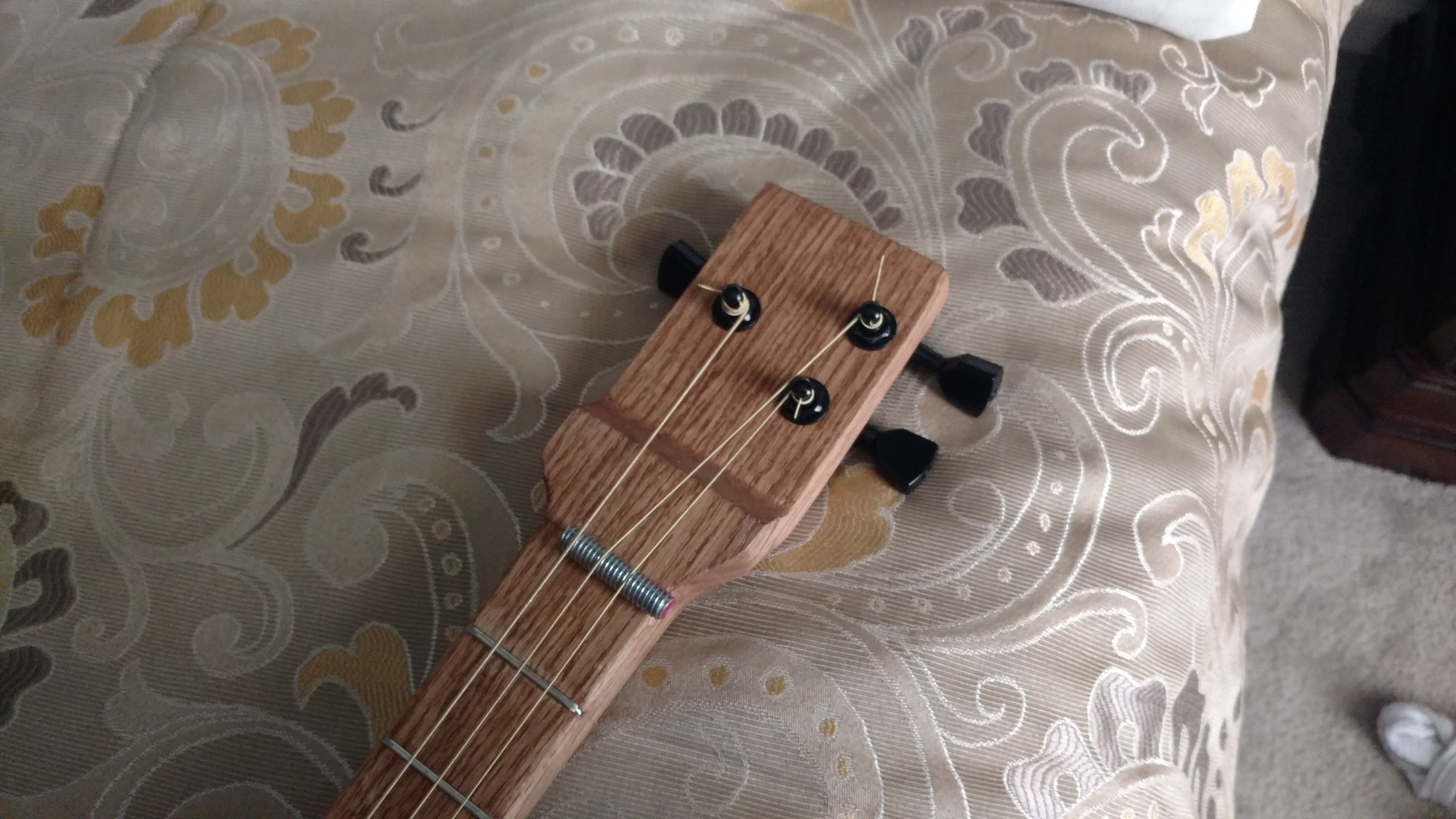 Metal rod for nut. Straight cut headstock.