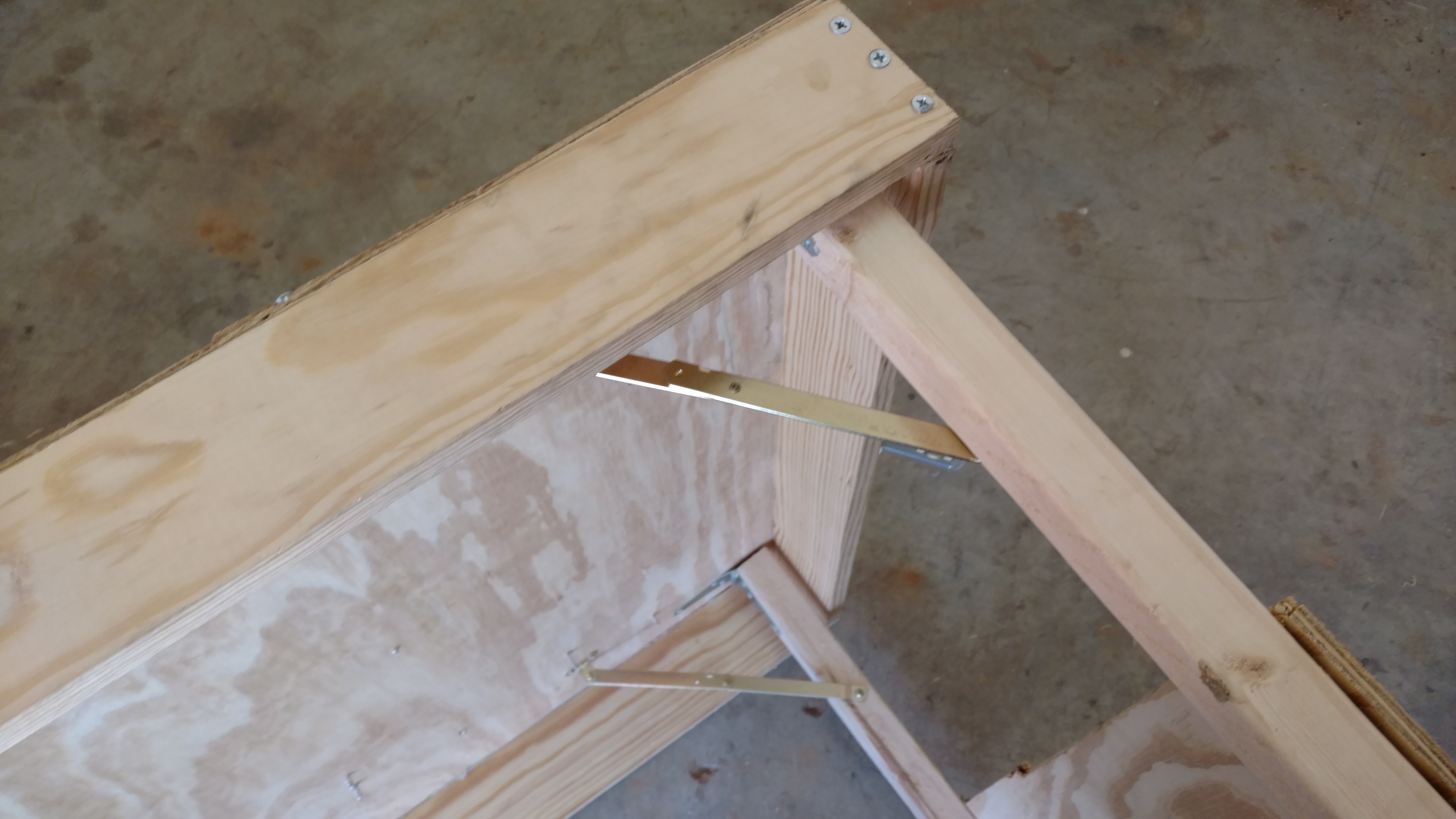 Support hinges to make it sturdier.
