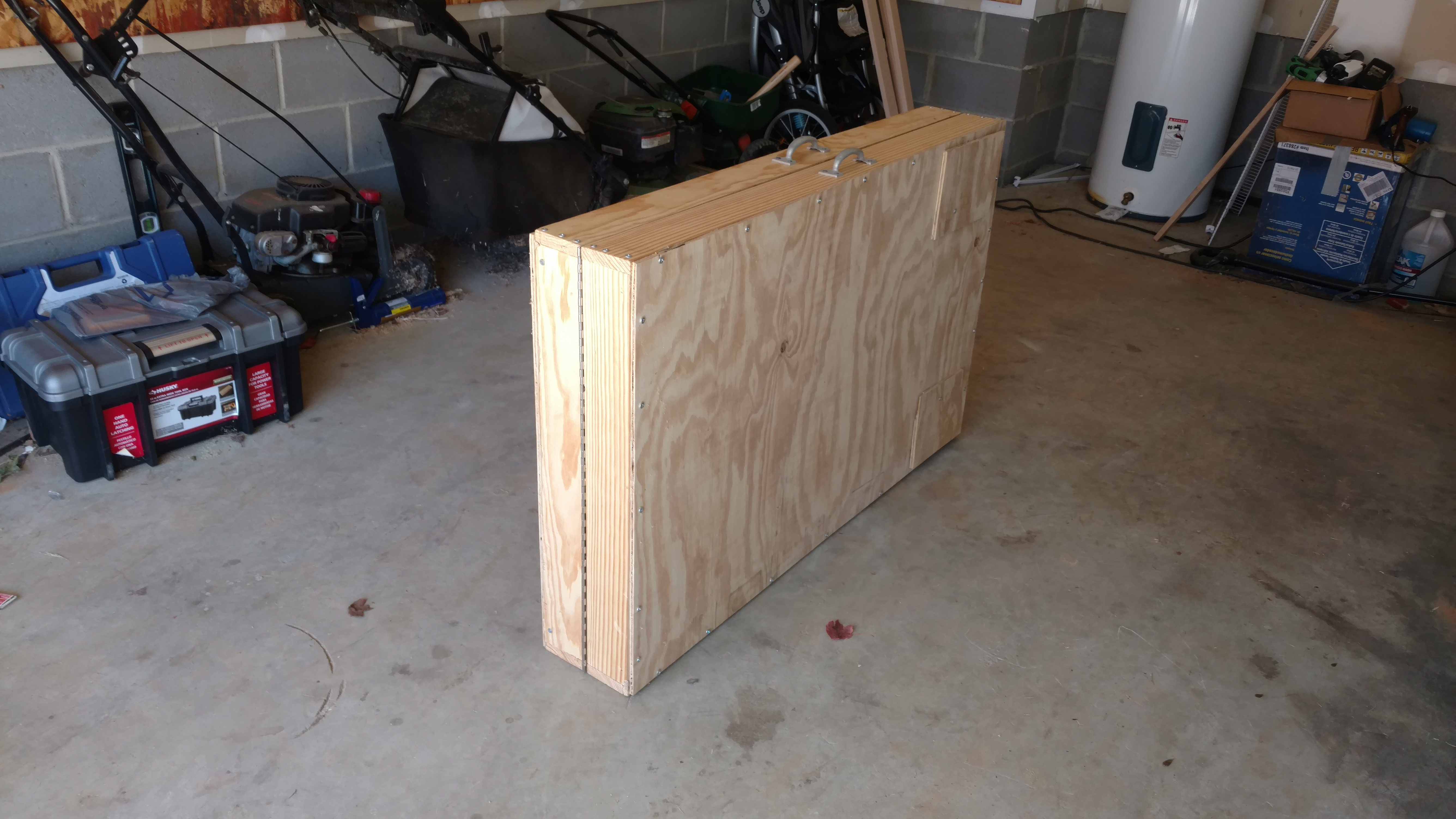 Folded up other side, you can see the hinge.